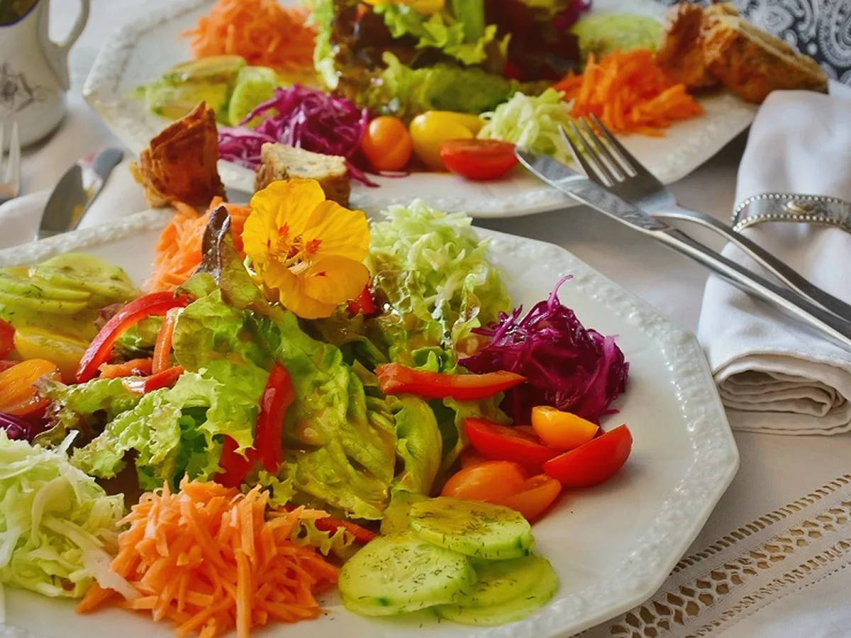 Capa editorial moderna do post: Mindful eating, a escolha amorosa de um banquete de consciência e cura