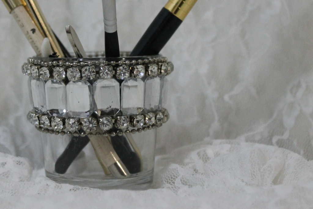 DIY | Potinho com pedrarias para pinceis de maquiagem! Um amor!