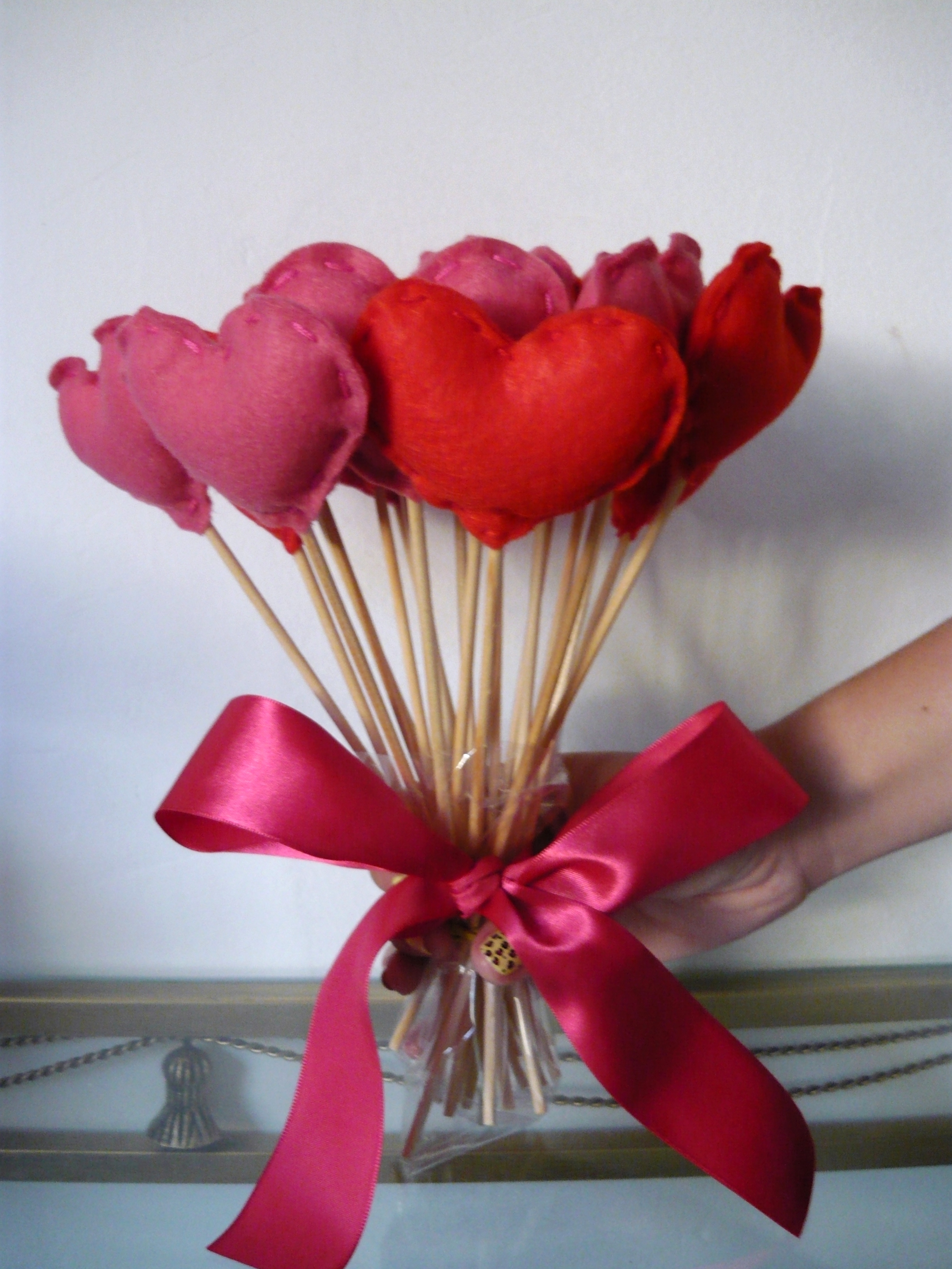 DIY:  Flores de feltro em formato de coração!